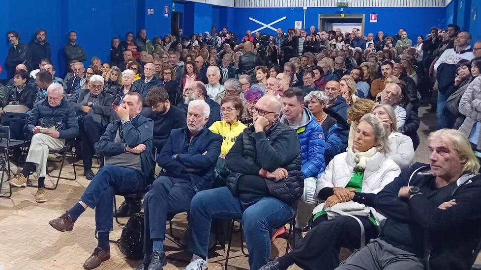 Nella foto un momento dell’assemblea pubblica che si è svolta martedì all’ex cinema Don Bosco di Marina promossa da Confcommercio Provincia di Pisa