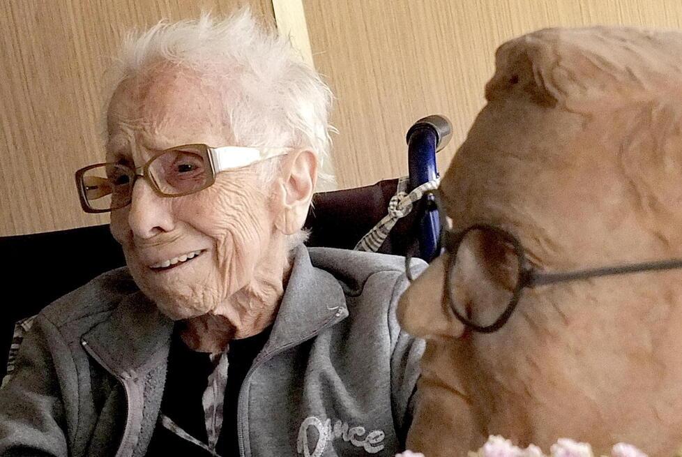 Titina  Anconetani  nella sua casa di via del Borghetto con il busto del marito (foto Muzzi)