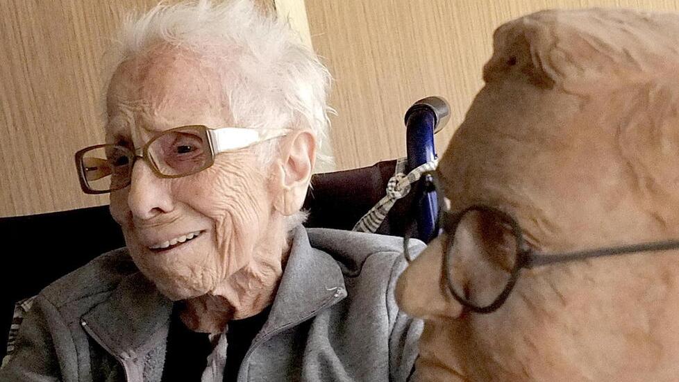 Titina Anconetani nella sua casa di via del Borghetto con il busto del marito (foto Muzzi)