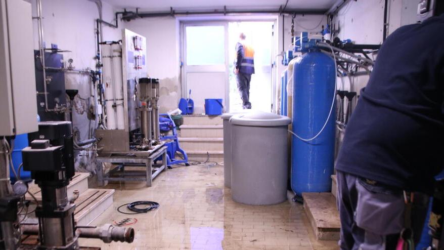 La sala osmosi della Dialisi la mattina successiva al nubifragio (foto Silvi)