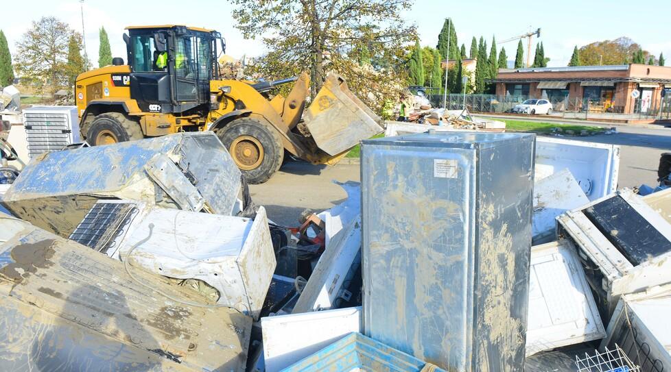 Alluvione e rifiuti, due mesi per pulire Campi Bisenzio: per rimuoverli arriva l’esercito