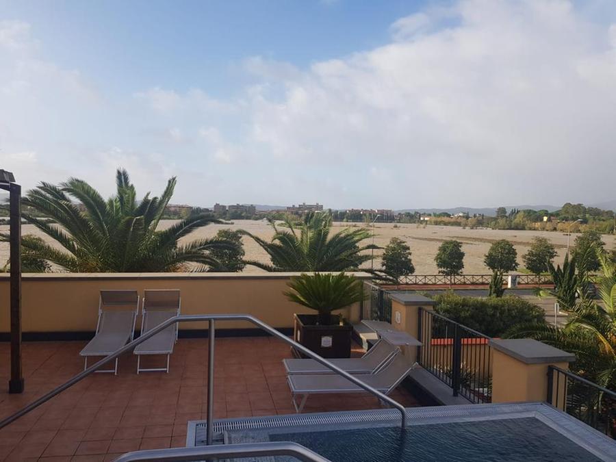 
	La distesa d&rsquo;acqua vista da uno dei terrazzi

