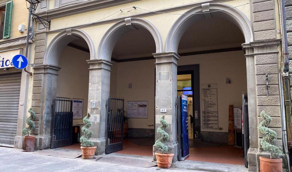Nella foto l’ingresso del Palazzo del Municipio in via del Pap