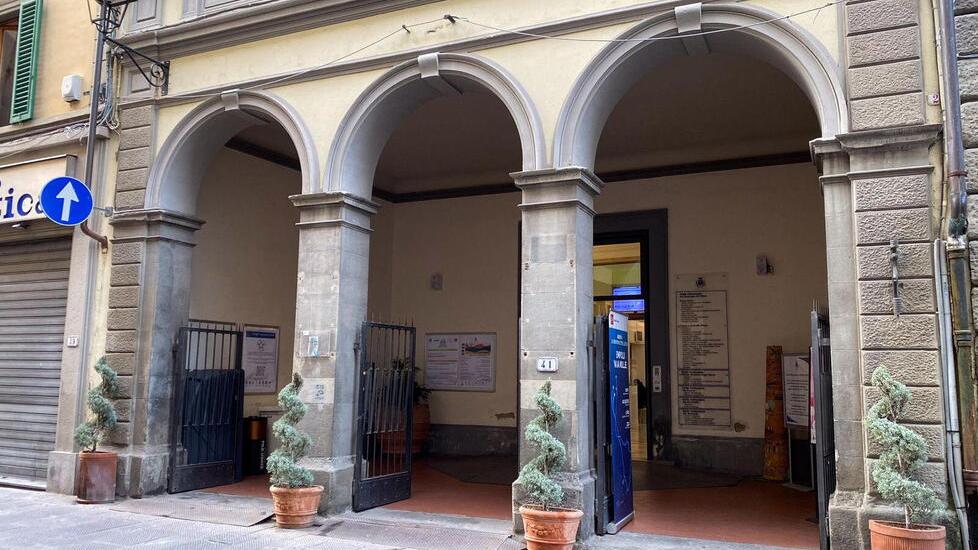 Nella foto l’ingresso del Palazzo del Municipio in via del Pap