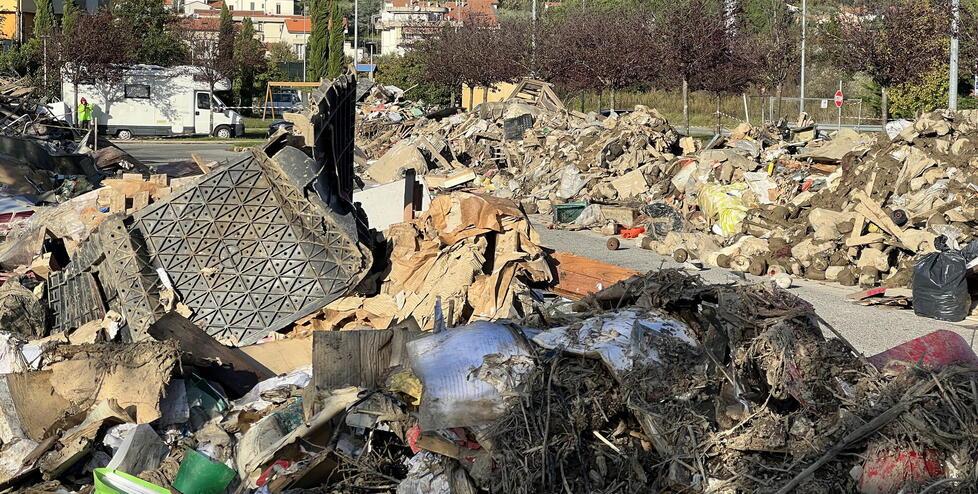 L'area di stoccaggio dei rifiuti dell’alluvione allestita in via Martiri delle Foibe a Montale (foto Nucci)