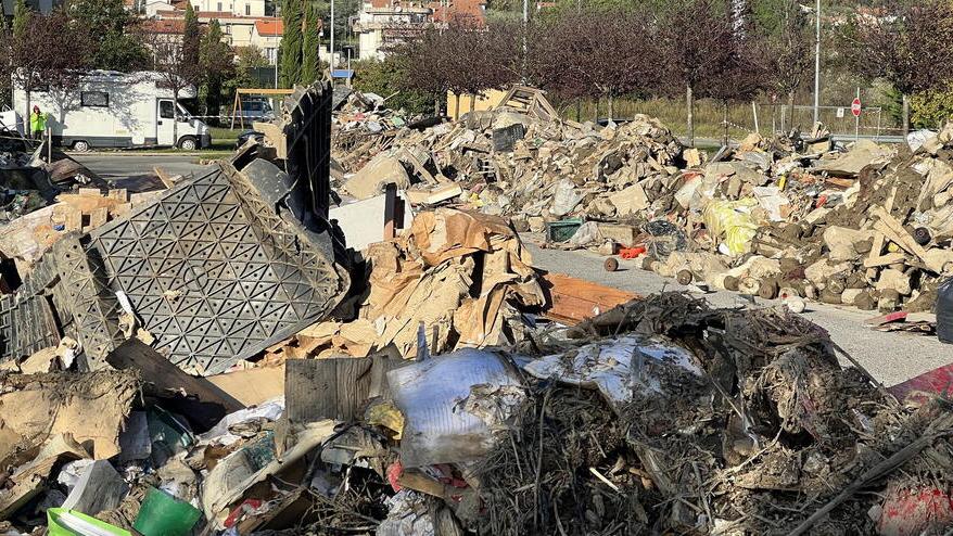 L'area di stoccaggio dei rifiuti dell’alluvione allestita in via Martiri delle Foibe a Montale (foto Nucci)