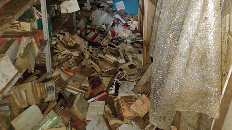 Nella foto i tanti volumi della biblioteca comunale di Quarrata che sono andati perduti nell’acqua entrata all’interno dell’edificio