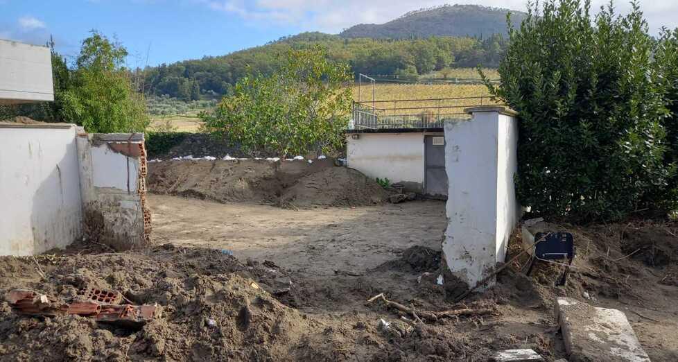 Il muro sfondato dalla piena del Bagnolo