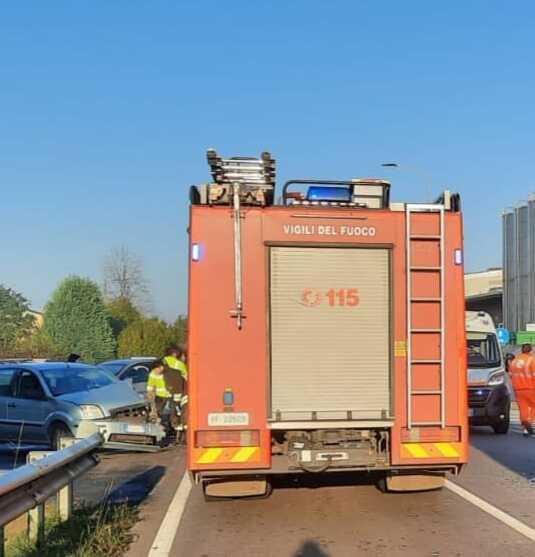 Cavezzo. Sbatte contro un camion e resta intrappolato nell'auto