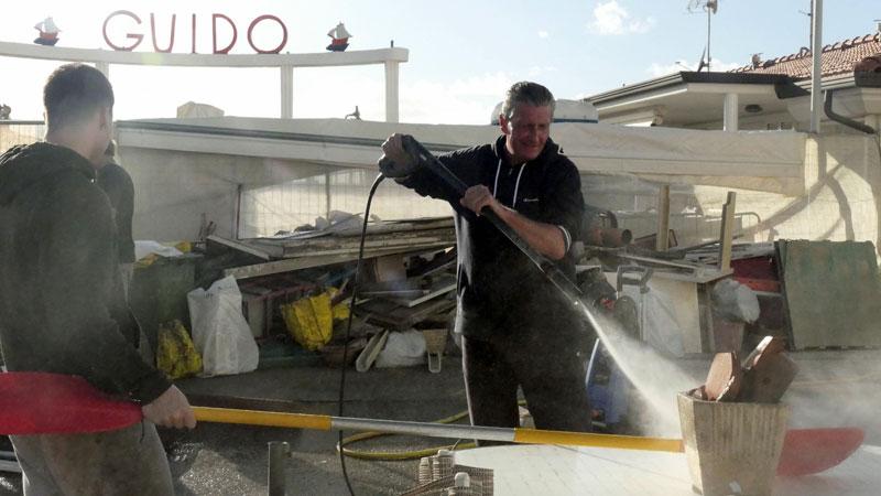 I balneari di Viareggio che tentano di recuperare un minimo di attrezzatura dopo la mareggiata (foto Paglianti)