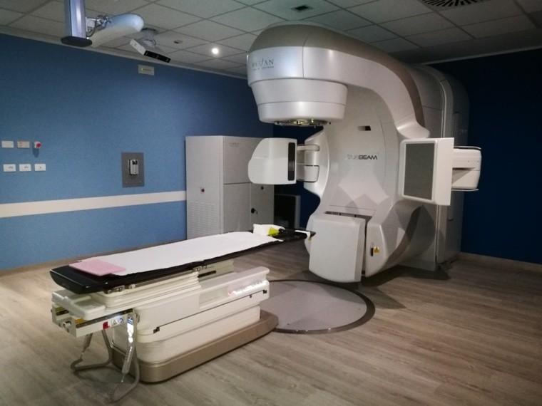 
	Un&rsquo;immagine di un acceleratore lineare Linac per la radioterapi

