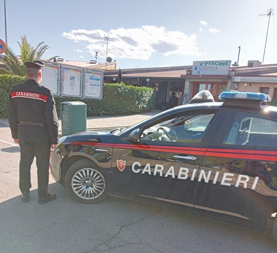 Scandiano, minore bastona addetto alla sicurezza di una piscina e poi finge di essere stato aggredito lui