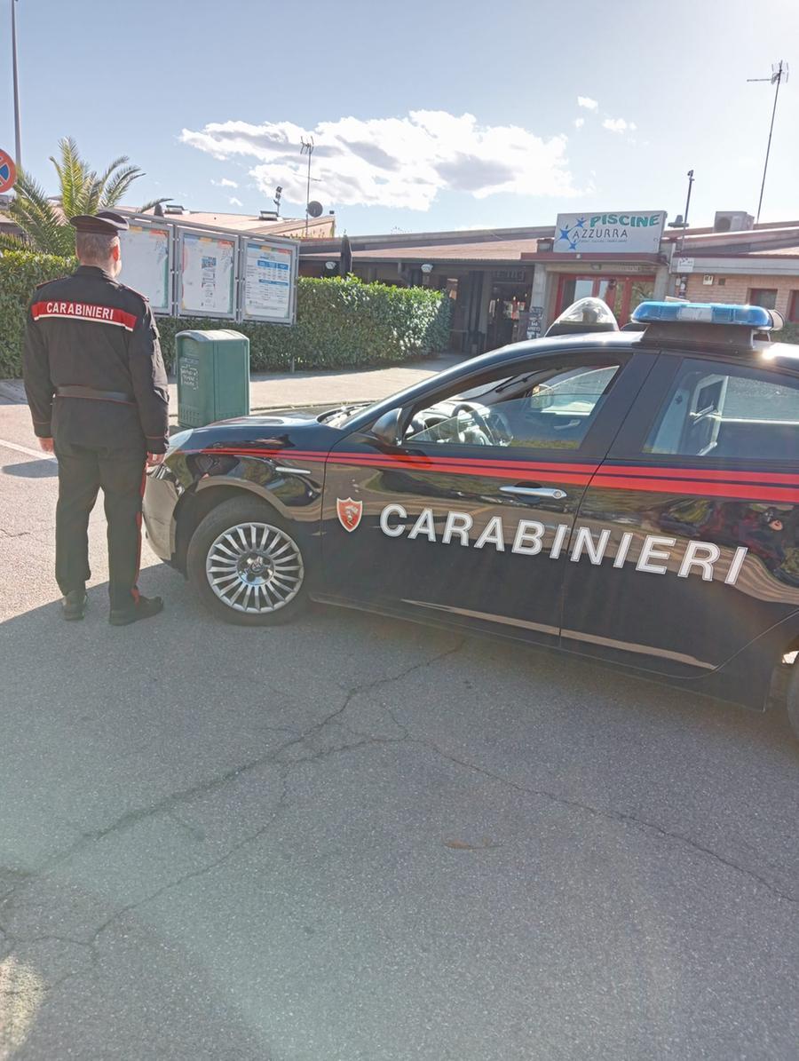 Picchia il buttafuori della piscina poi lo denuncia, minorenne nei guai