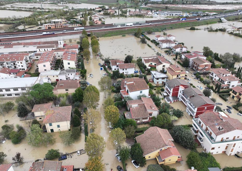 Una veduta dall’alto di Campi Bisenzio con l’acqua che venerdì scorso ha invaso scantinati, garage e i primi piani delle abitazioni