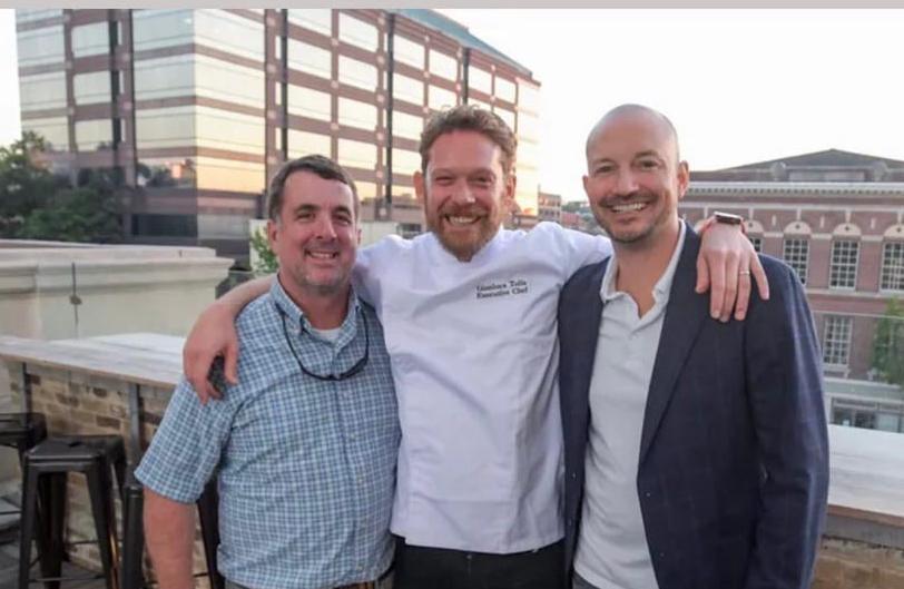 Gianluca Tolla con Jud Blunt (a sinistra) e Eric Rivera, proprietari del ristorante americano dove lavora