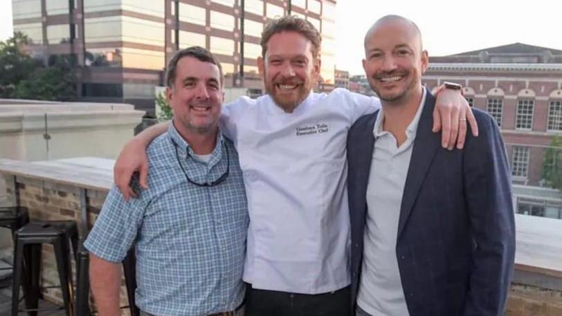 Gianluca Tolla con Jud Blunt (a sinistra) e Eric Rivera, proprietari del ristorante americano dove lavora