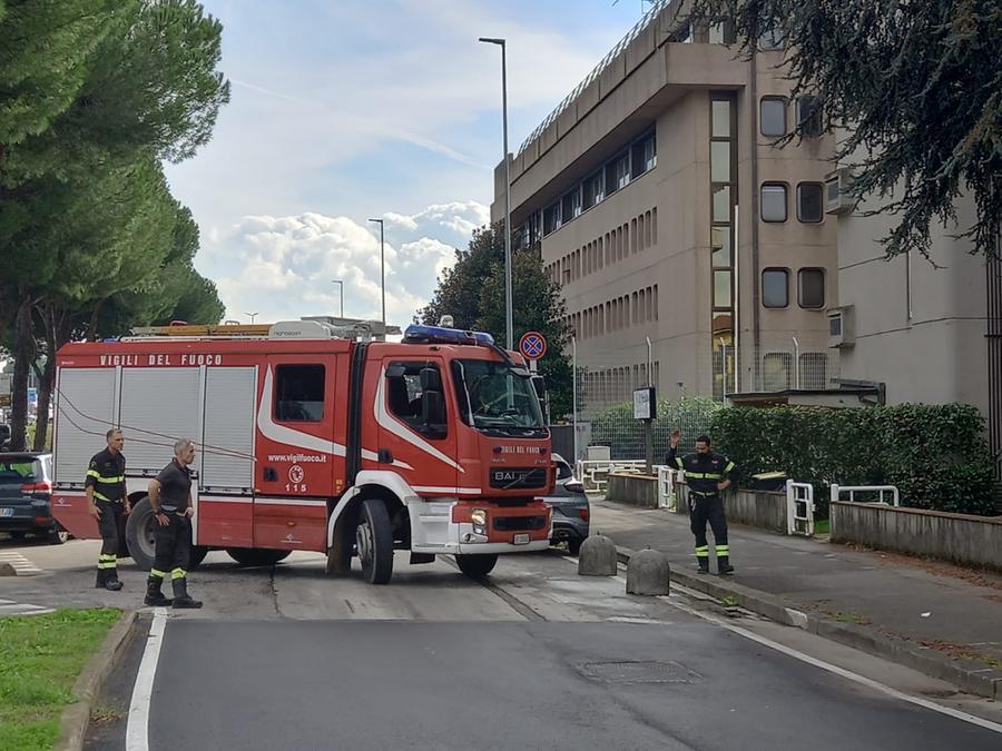 
	I vigili del fuoco davanti alla Questura

