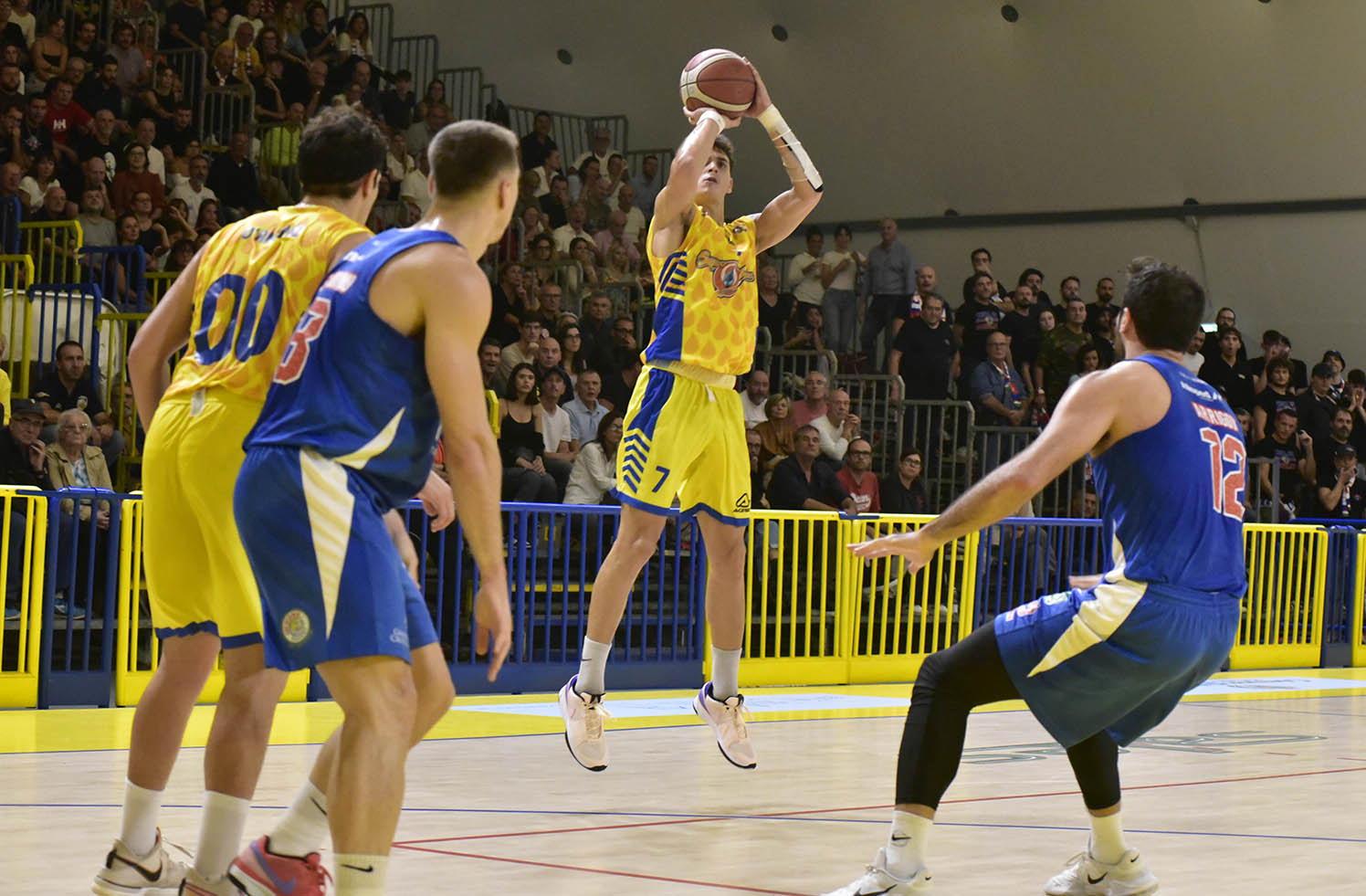 Stefano Longo al tiro da tre punti: il Golfo è al primo posto per percentuale di tiri dall’arco (foto Paolo Barlettani)
