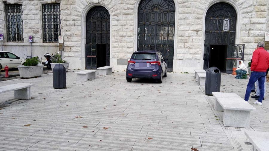 L'auto parcheggiata nell'area pedonale e ciclabile accanto all'ingresso dell'ospedale