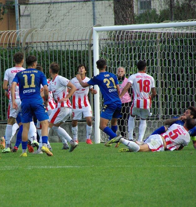 Una mischia nell’area del Prato