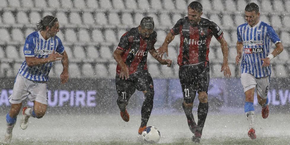 Da sinistra l’ex Collodel, Guadagni, Gucher e Carraro nella partita di campionato sospesa al minuto 11 della ripresa per il maltempo