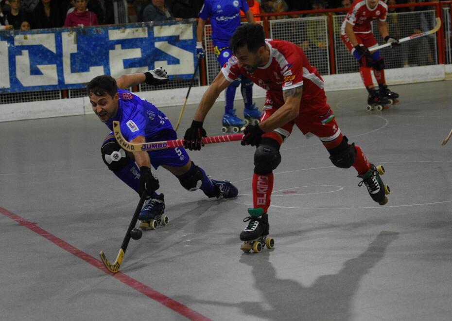 Un’azione dell’ultimo derby di campionato tra le due maremmane (foto Agenzia Bf)