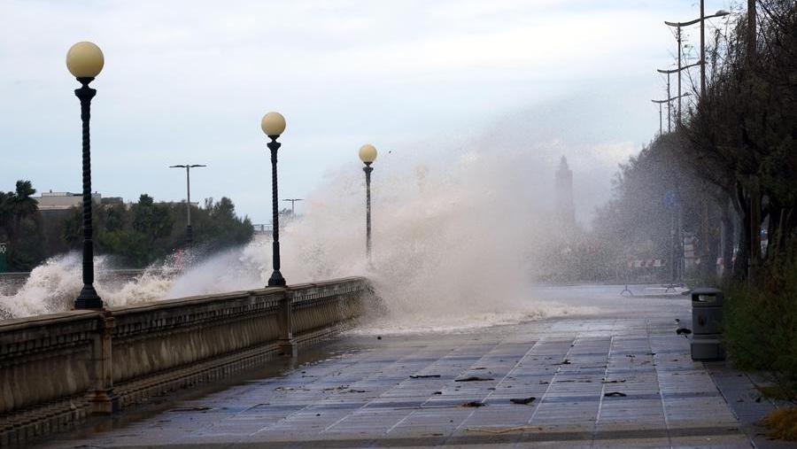 La mareggiata degli ultimi giorni sul viale Italia (foto Franco Silvi)