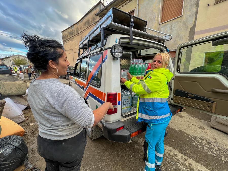 
	Abitanti di via Alfieri ripuliscono le case dopo l'alluvione

