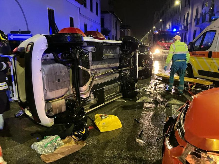
	L'auto ribaltata


