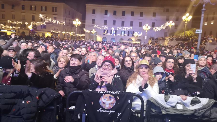 Piazza d’Italia affollata per il concerto con Enzo Mugoni, i Bertas e i Tazenda: una chiusura di anno che ha portato tanti sassaresi fuori casa dopo il tradizionale cenone
 

