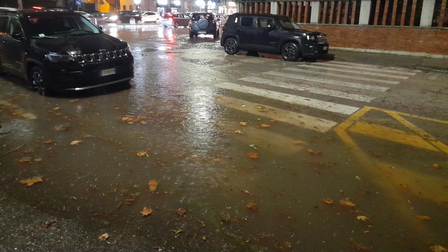 
	L'incrocio fra via Tripoli e viale Alfieri allagato

