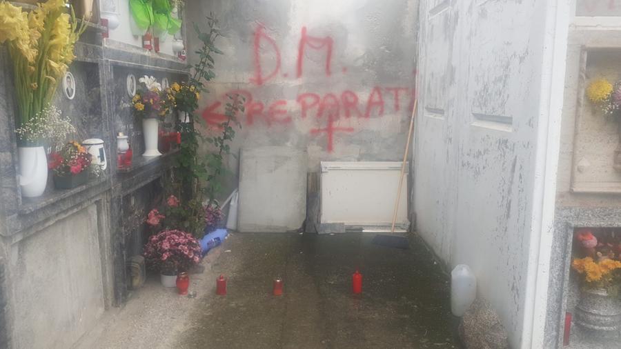 
	Le scritte minacciose al cimitero di Bottida

