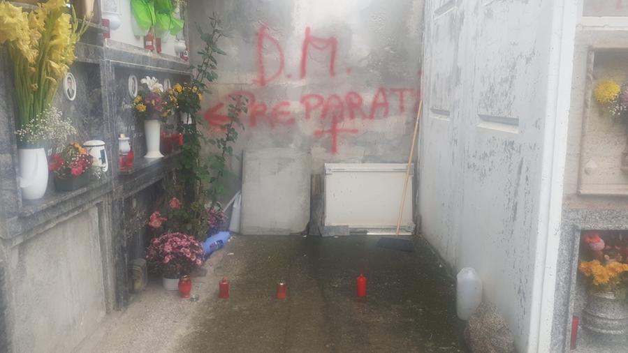 Le scritte minacciose al cimitero di Bottida