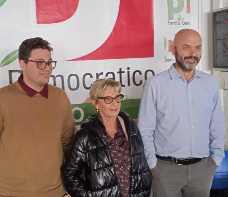Federico Mirabelli, segretario comunale del Pd, insieme a Giorgio Pacini (consigliere comunale) e a Laila Volpi, della segreteria comunale dello stesso partito di centrosinistra