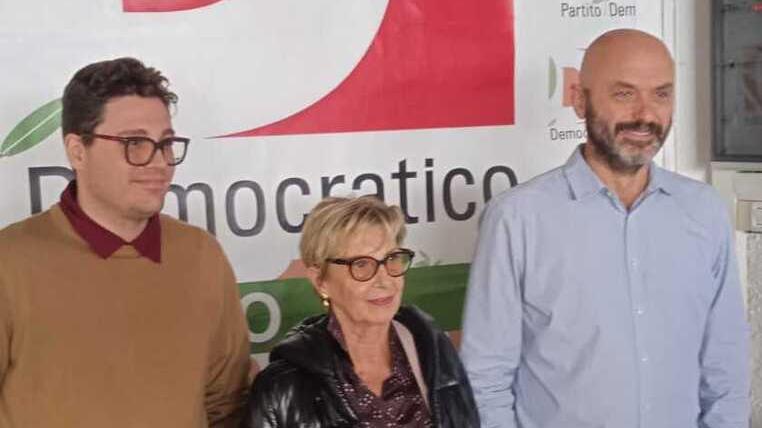 Federico Mirabelli, segretario comunale del Pd, insieme a Giorgio Pacini (consigliere comunale) e a Laila Volpi, della segreteria comunale dello stesso partito di centrosinistra