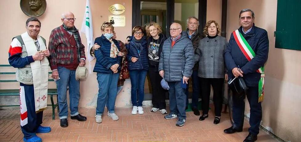 Cade in bicicletta, muore donna di 81 anni