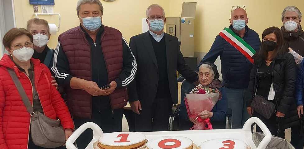 Festa per i 103 anni di Pierina Zanni ieri a Villa Maria