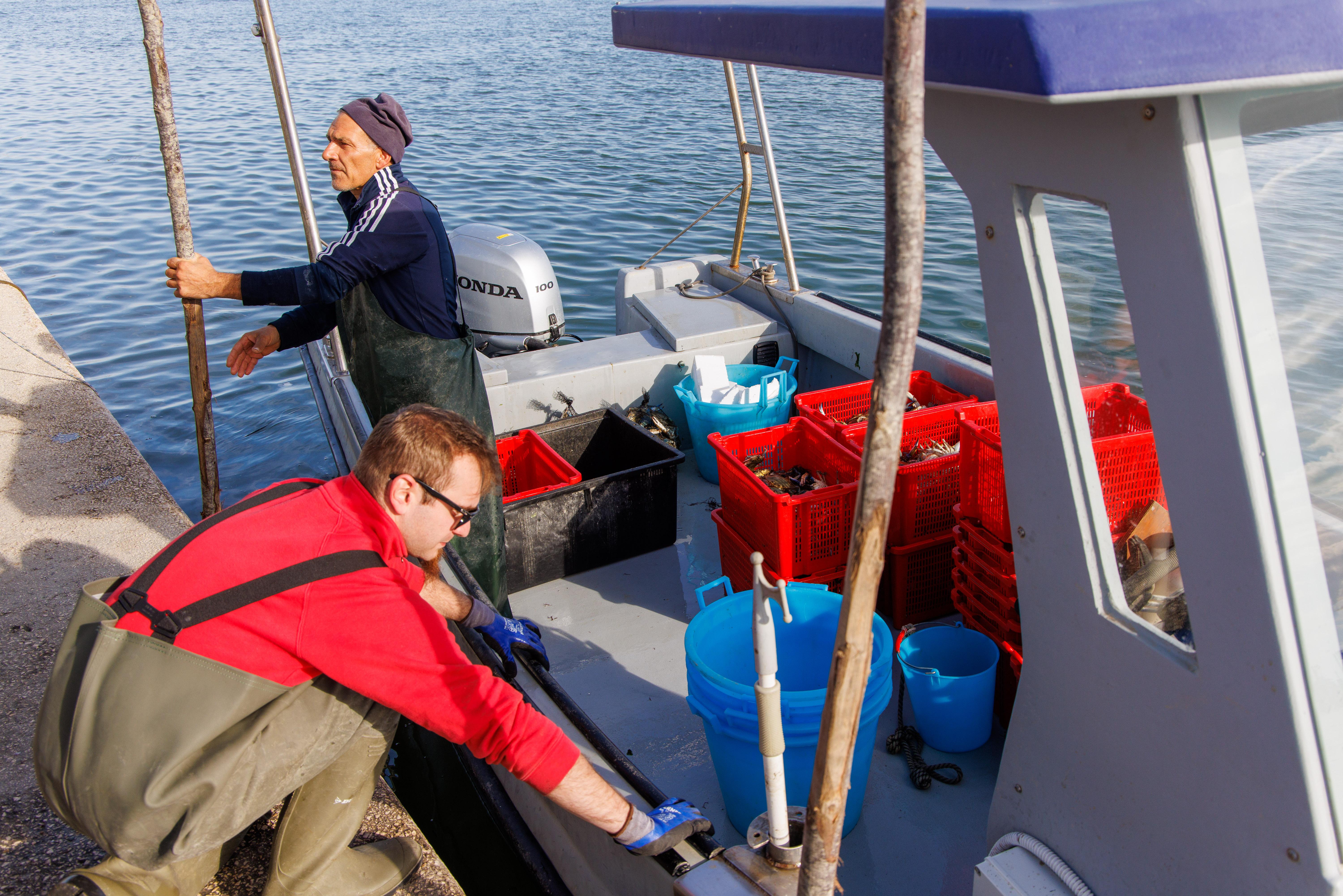 I giovani pescatori di Goro: per fortuna ci aiutano i genitori