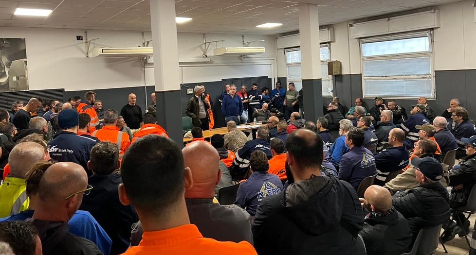 Nella foto la sala gremita di lavoratori durante l’assemblea di ieri pomeriggio