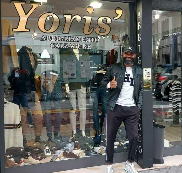 Yoris, proprietario dell’omonimo negozio in via Primo Maggio, nel centro di Pontedera