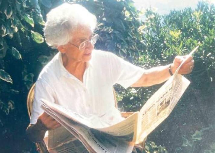 
	Federica Tschernig Righetti legge il giornale

