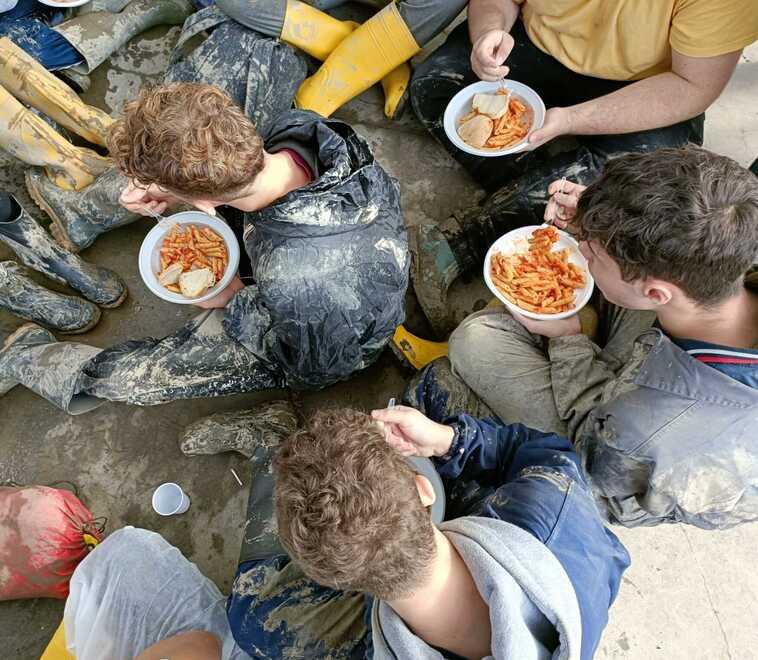 Alluvione a Campi, viaggio nei circoli dove si distribuiscono 3.000 pasti al giorno: «Aiutiamo chi ha perso tutto»