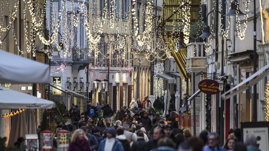 Nella foto le luminarie dell’anno scorso nel centro storico (foto d’archivio Agenzia Bf)