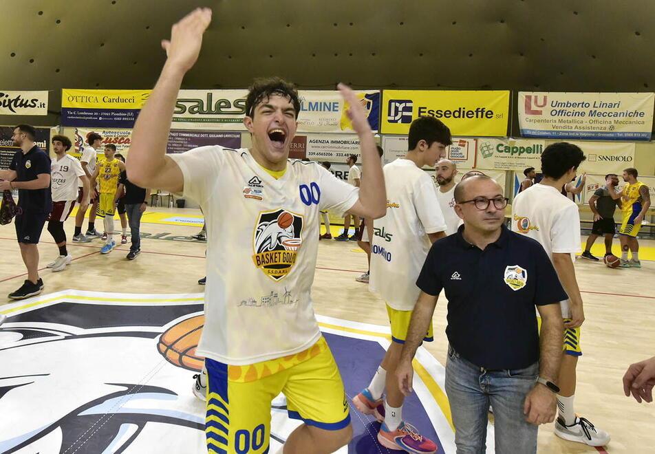 Francesco D’Antonio esulta al PalaTenda con la maglia del Golfo (foto Paolo Barlettani)