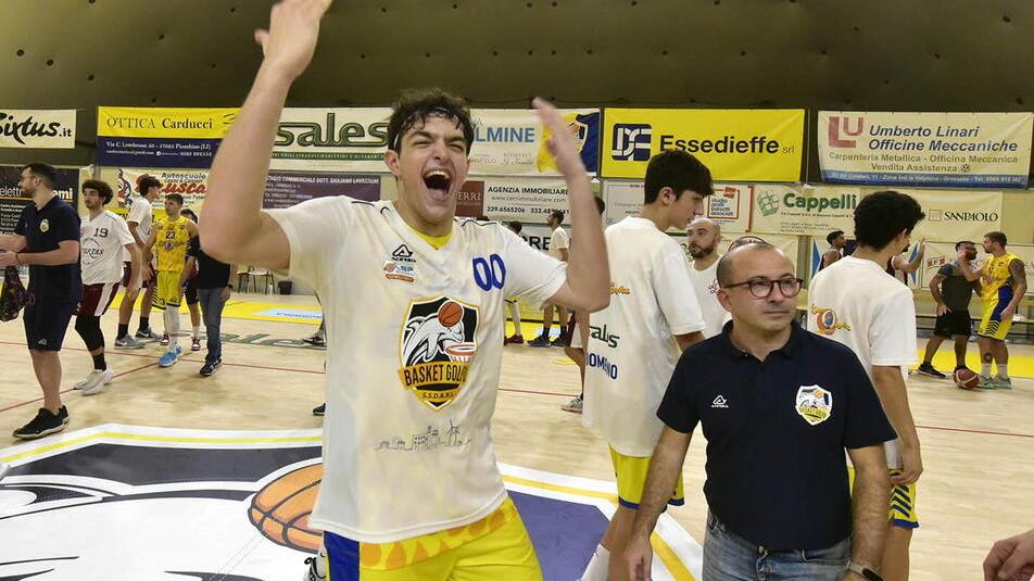 Francesco D’Antonio esulta al PalaTenda con la maglia del Golfo (foto Paolo Barlettani)
