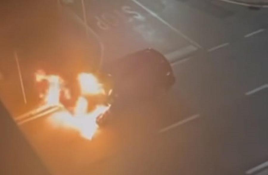 
	L'auto a fuoco in via Renucci


