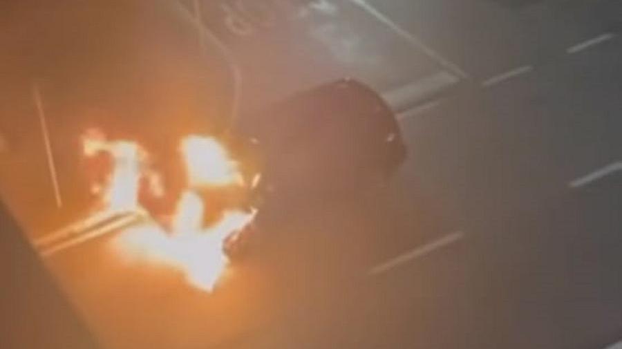 L'auto a fuoco in via Renucci