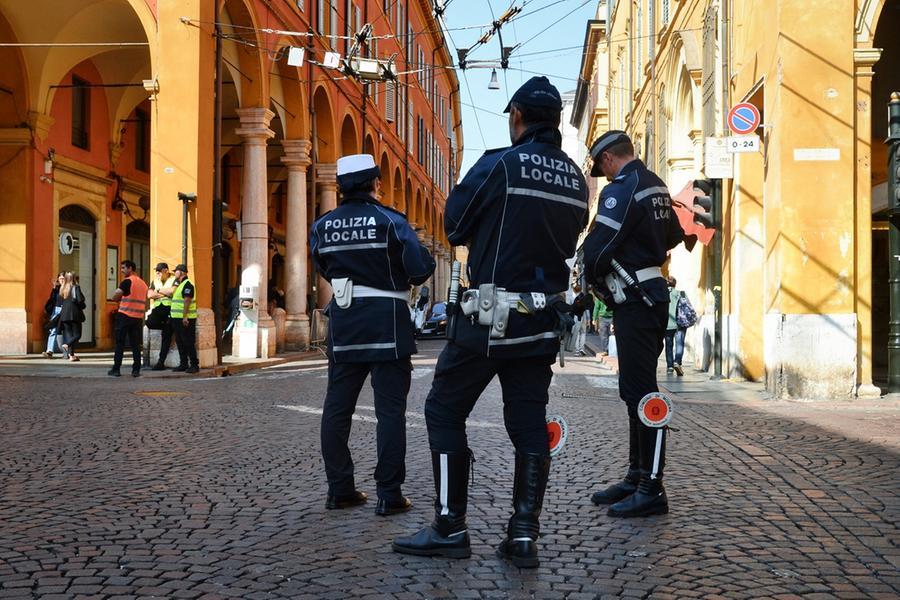 Modena. Tre sedicenni prendono a calci e rapinano un minorenne: denunciati
