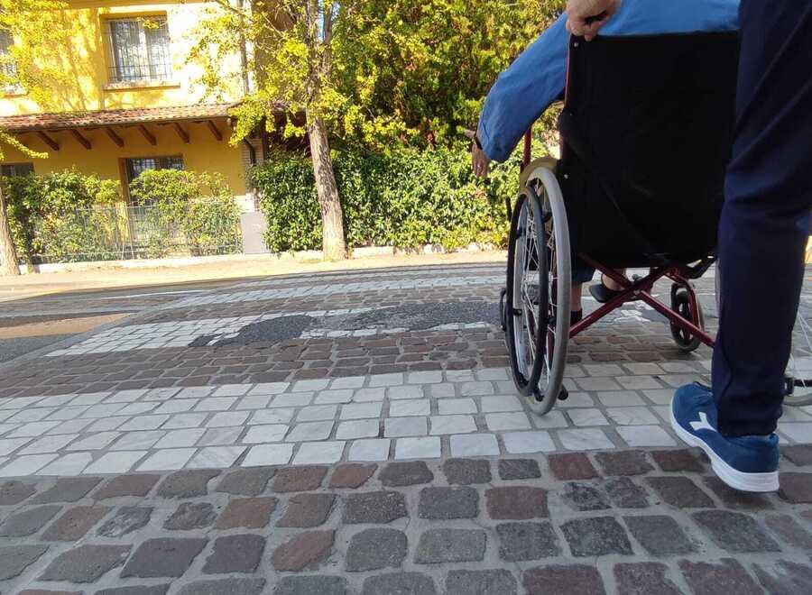 Un disabile mentre attraversa la strada