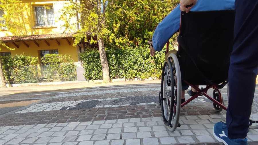 Un disabile mentre attraversa la strada